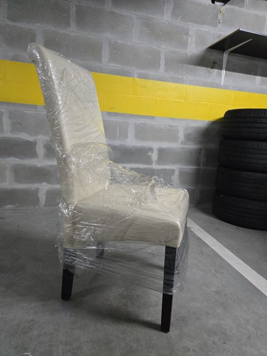 4 cadeiras de napa (2 brancas e 2 pretas) - estofadas de novo sem uso