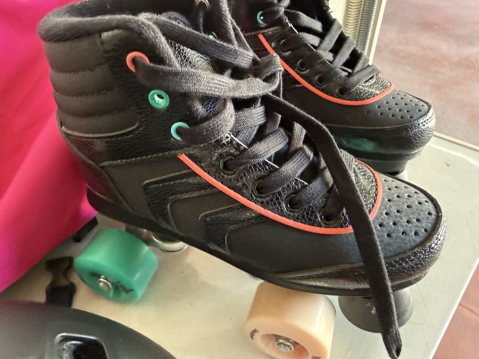Patins 4 rodas com caoacete e bolsa de transporte