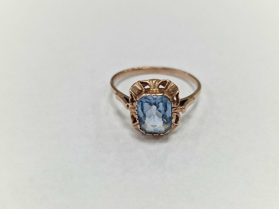 Złoty pierścionek/ 585/ 2.86 gram/ R20.5/ Topaz/ Polska 1963-86