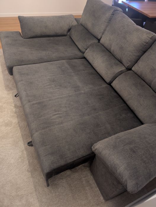 Sofá-cama com chaise longue em tecido cinza escuro
