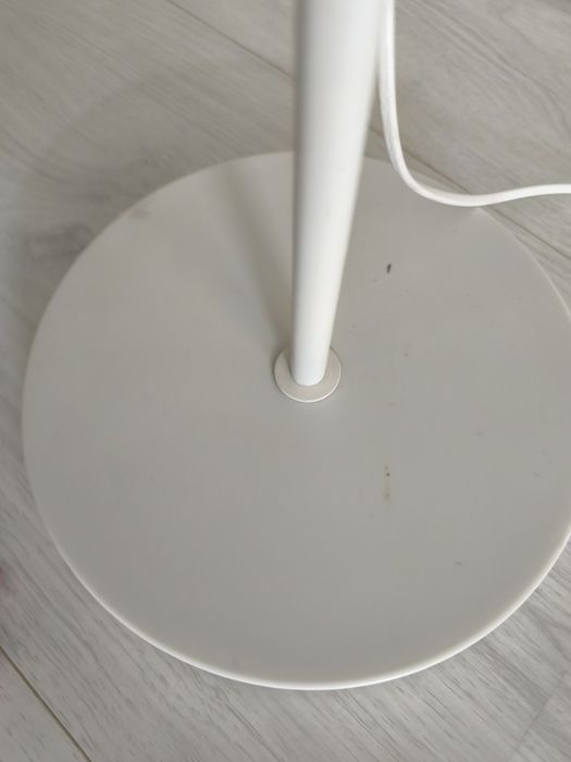 Biała lampa z regulacją wysokości