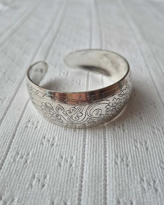 Regulowana bransoletka mankietowa z ornamentem