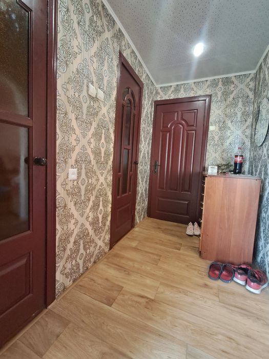 Продам 1 кім.чешку з меблями та побутовою технікою на Київській