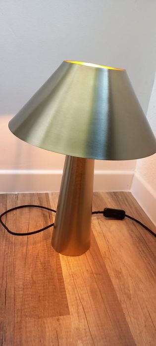 Candeeiro de mesa dourado