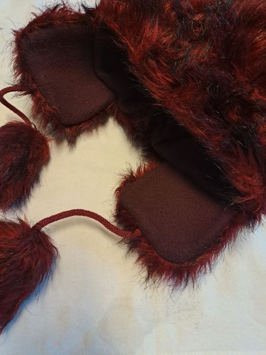 Czapka uszatka, futerkowa, miś z pomponami.