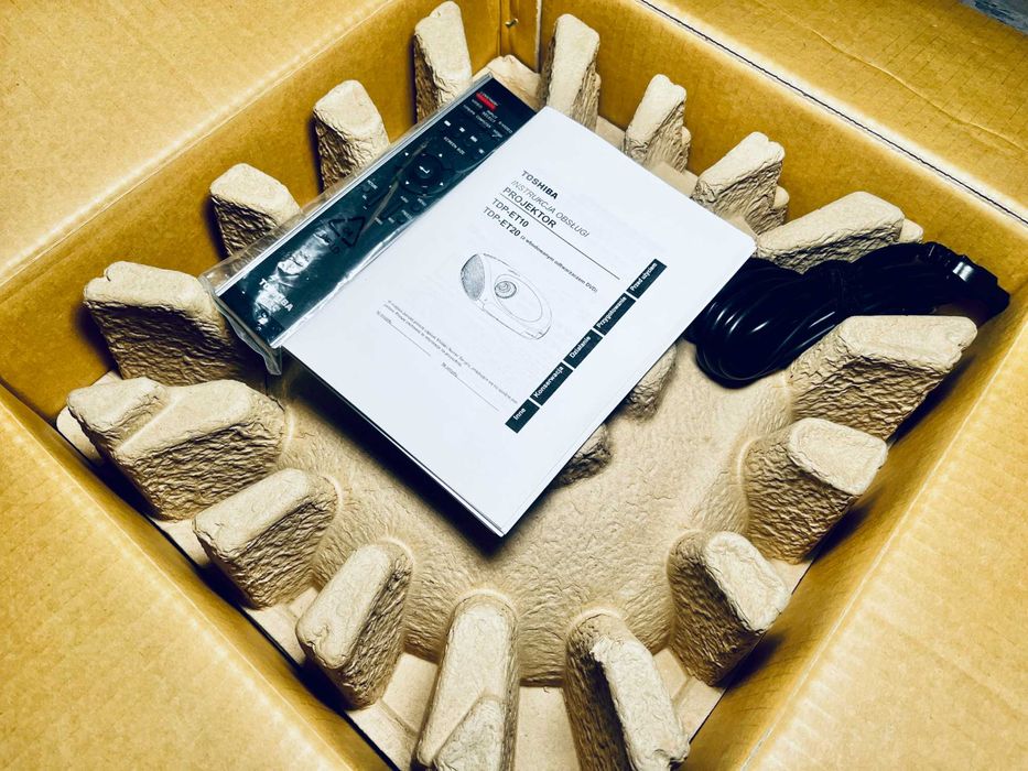 Projektor Toshiba TDP-ET 10, oryginalna lampa, dźwięk 5.1, kabel HDMI