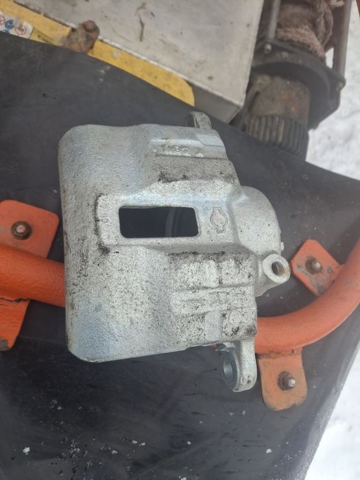 Zacisk hamulcowy przedni prawy Nissan patrol gr Y60