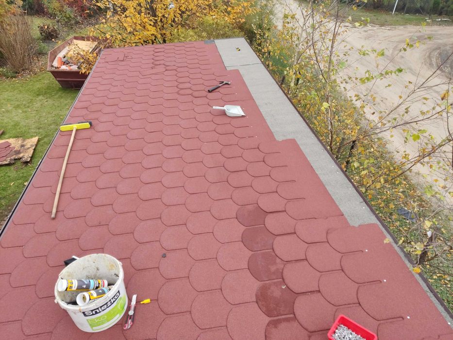 Montaż gontów bitumicznych dach altana ROD szybki termin kwiecień ...