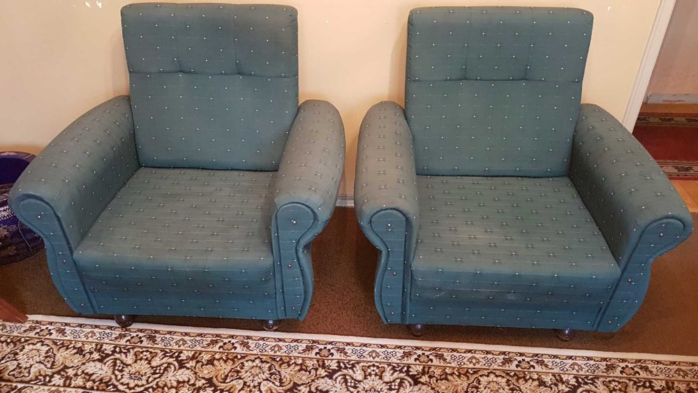 Conjunto de Sofá-Cama em Pinho + 2 Cadeirões (Anos 80) – Bom Estado