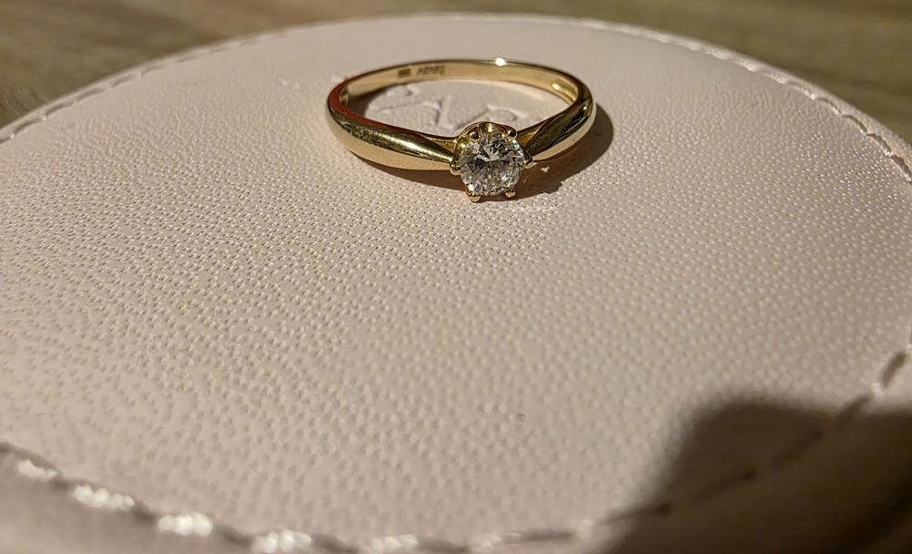 Złoty pierścionek z cyrkonią Apart