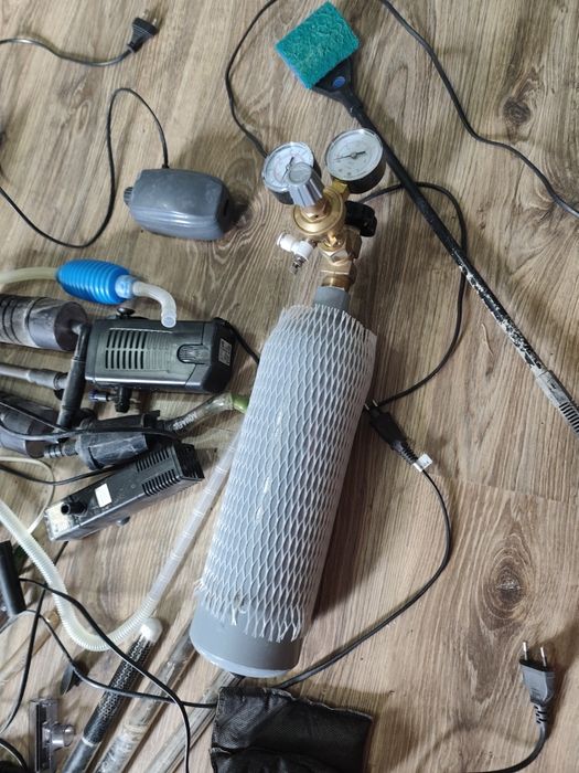 Duży zestaw sprzętu akwarystycznego: Filtr kubełkowy, zestaw CO2, ozonator, grzałki i inne