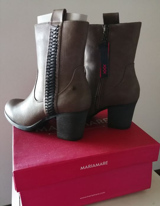 Botas de cano baixo com salto