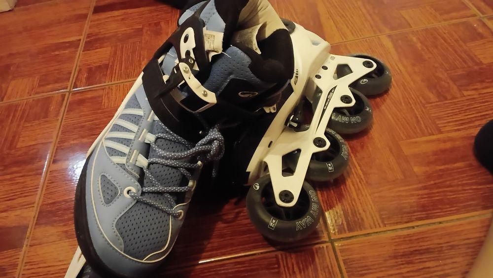 Patins em linha azuis