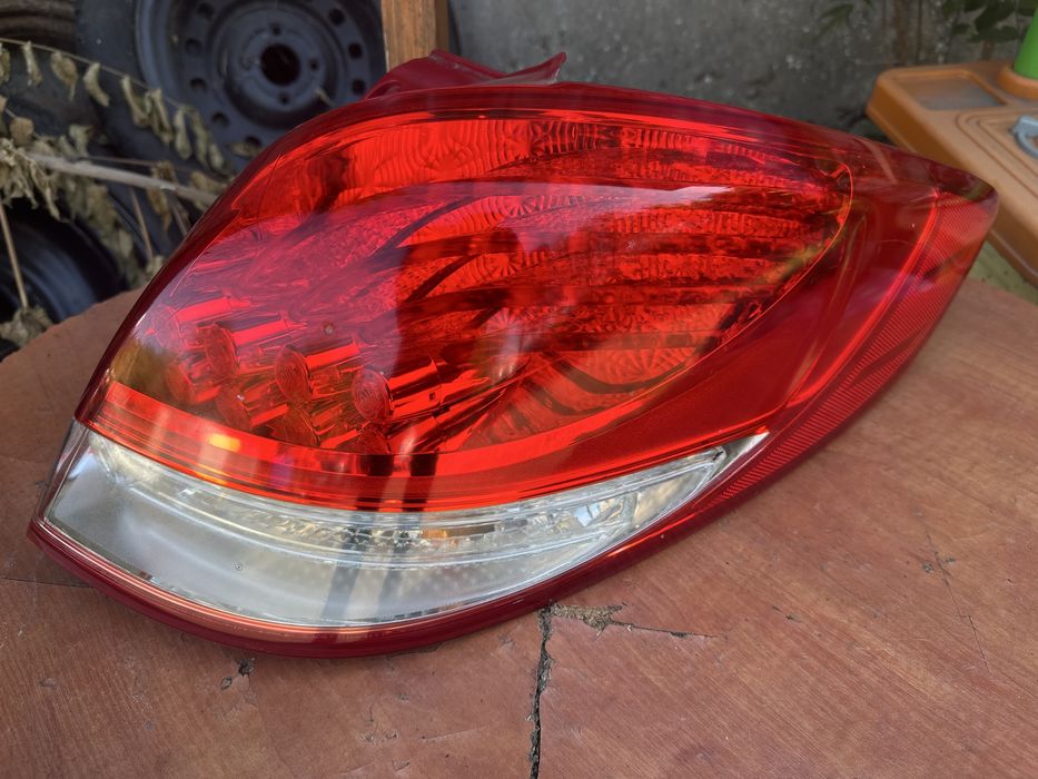 Фонарь задний правый Hyundai Veloster 92402-2v120