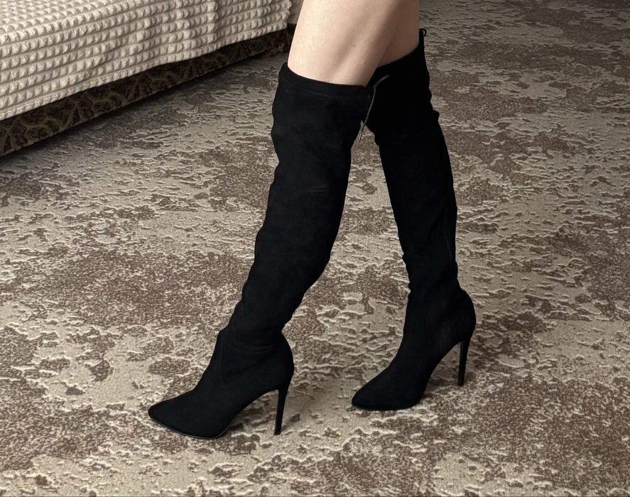 Чорні високі замшеві ботфорти на шпильці