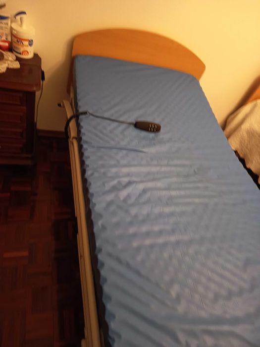 Vendo uma cama articulada