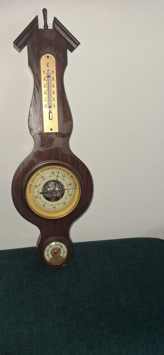 Stary barometr z termometrem i higrometrem