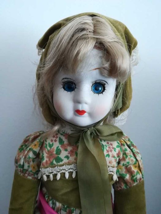 Boneca antiga de porcelana