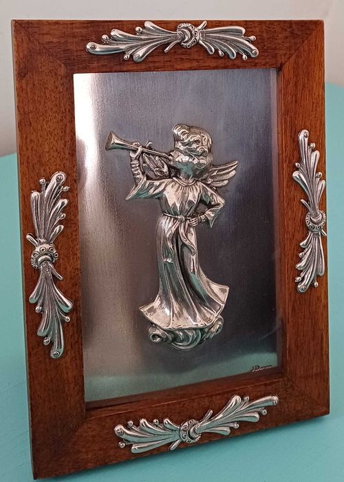 moldura em estanho e madeira com figura de anjo