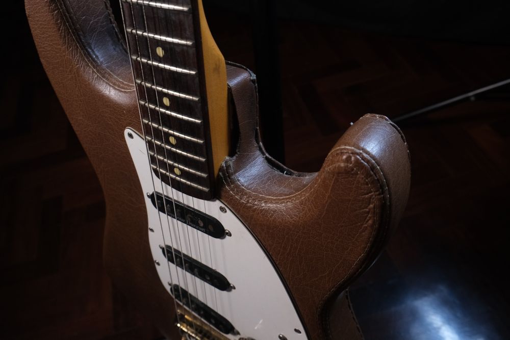 Stratocaster Custom Frankenstein Revestida em Cabedal – Fenix Vintage + 3x Seymour Duncan + Hardcase