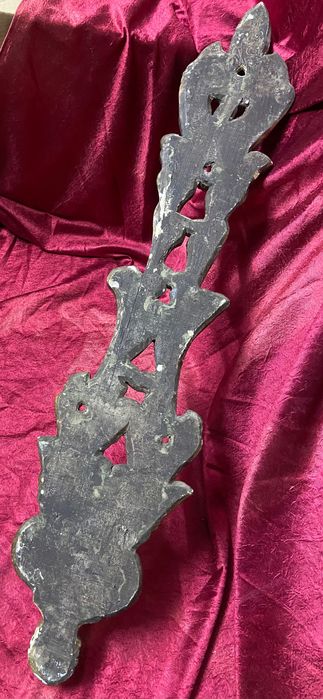 Peças antigas em madeira entalhada manualmente