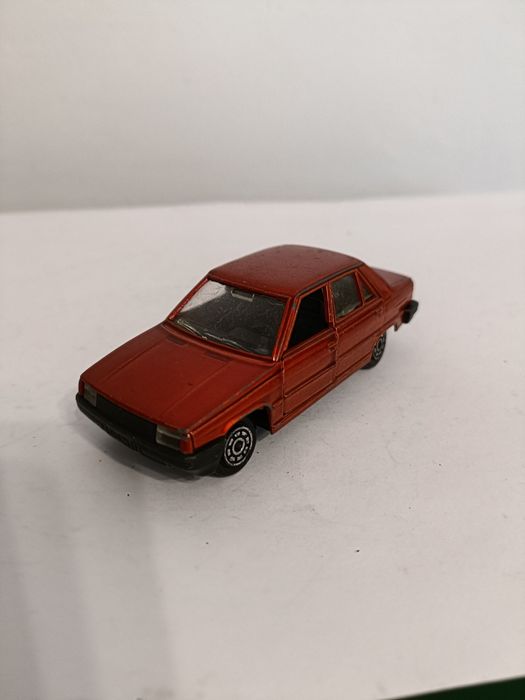 Resorak Renault 9 z serii Jet-Car firmy Norev.
