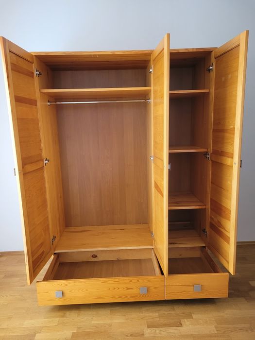 Komplet Drewniana szafa i drewniana komoda