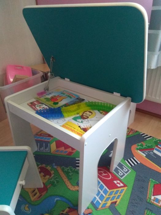 Stolik i krzesełka dla dzieci