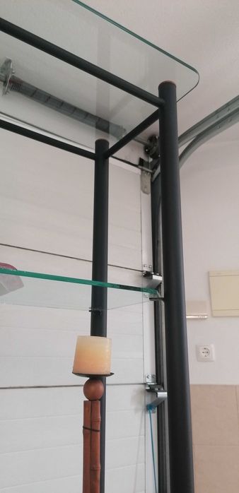 Estante com prateleiras de vidro