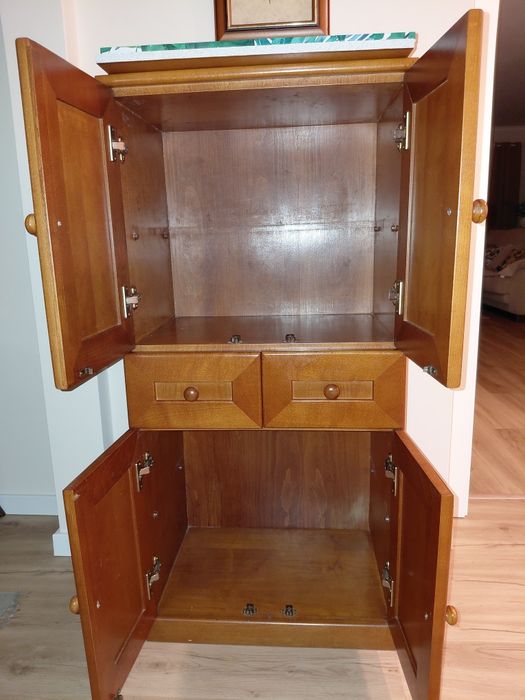 Móvel de madeira maciça