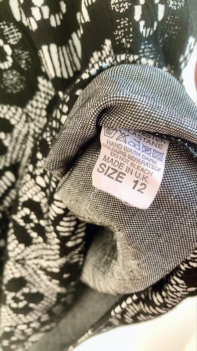 Wyszczuplajaca sukienka