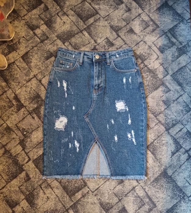 Продам джинсову юбку і футболку