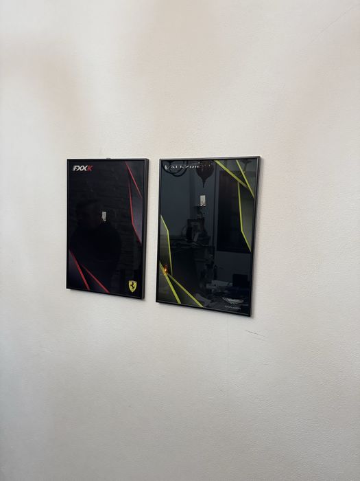 Dois quadros de exposiçao lego alumium ferrari e auston martin