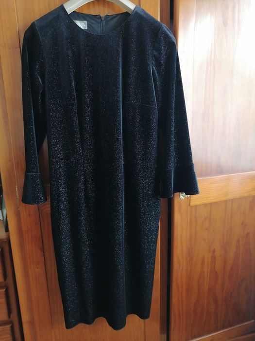 Vestido cerimónia veludo preto leve meia estação, brilhos prata tam 38