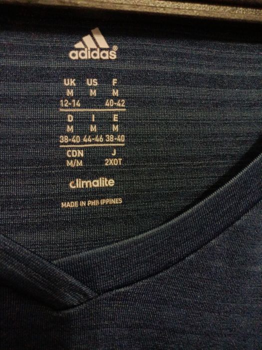 Одежа-кофта adidas.