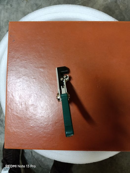 Alicate descascador.