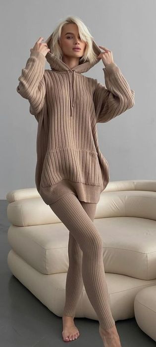 Вязаный женский костюм