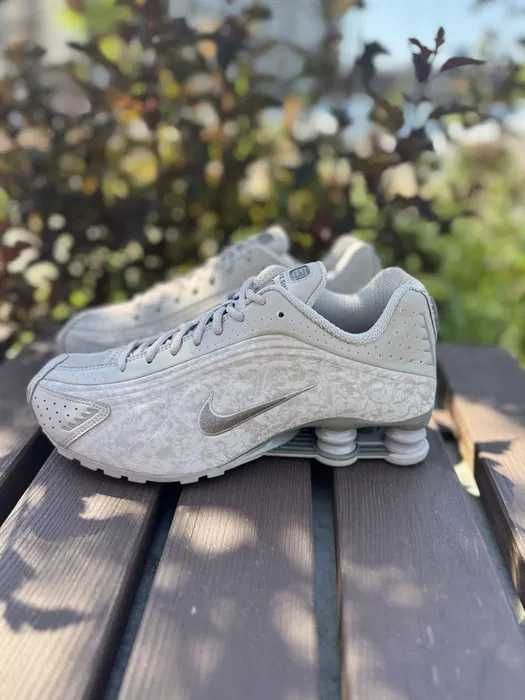 (БЕЗ ПЕРЕДОПЛАТИ) Nike Shox R4 College Grey Flat Pewter Floral найк шокс сірі з квітами кросівки сітка