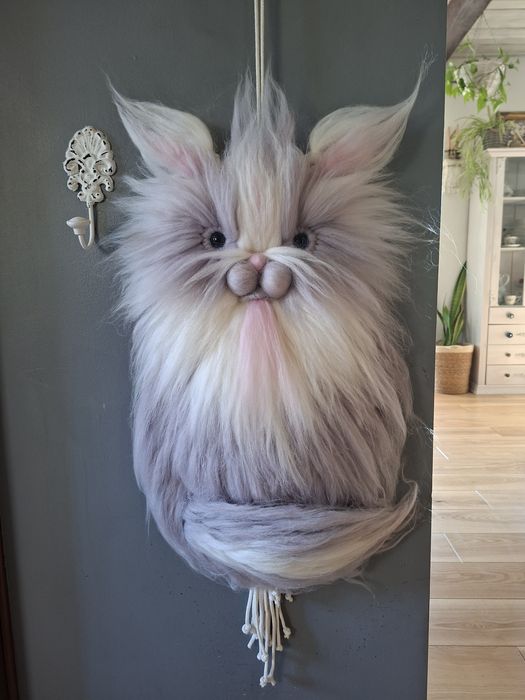 Kotek z makramy 38 cm x 63 cm