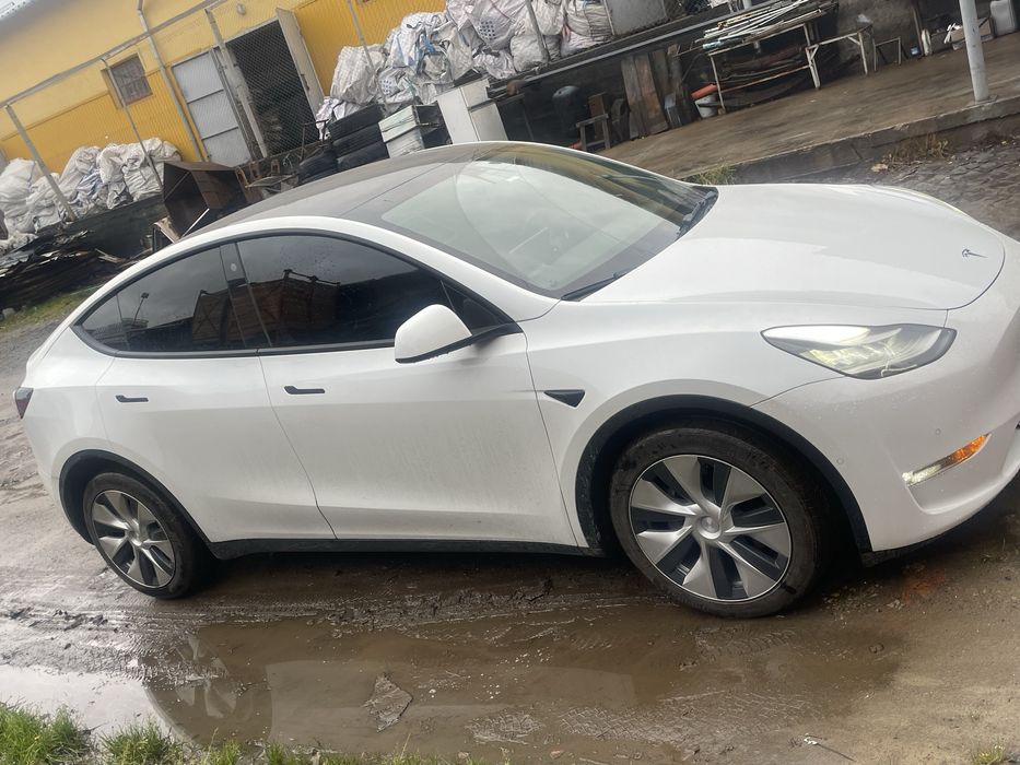 Тесла Y 2022 року