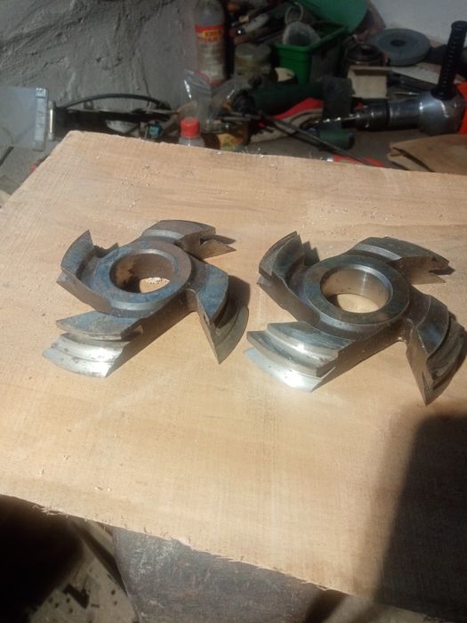 Продам фрези. б/в.ціна договірна.