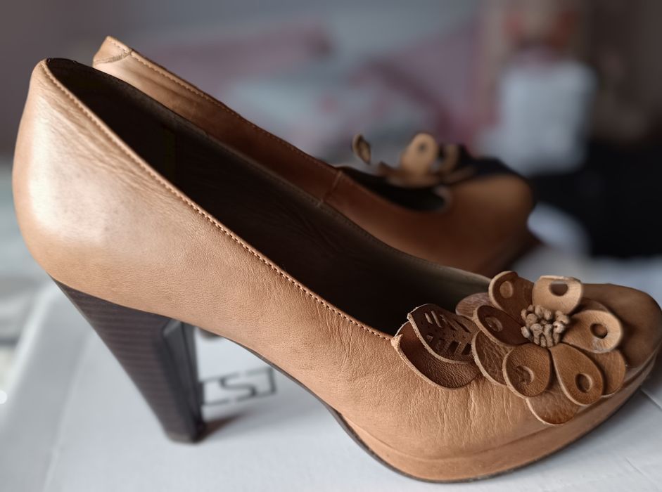 Sapatos compensados em camel em pele n38 novos