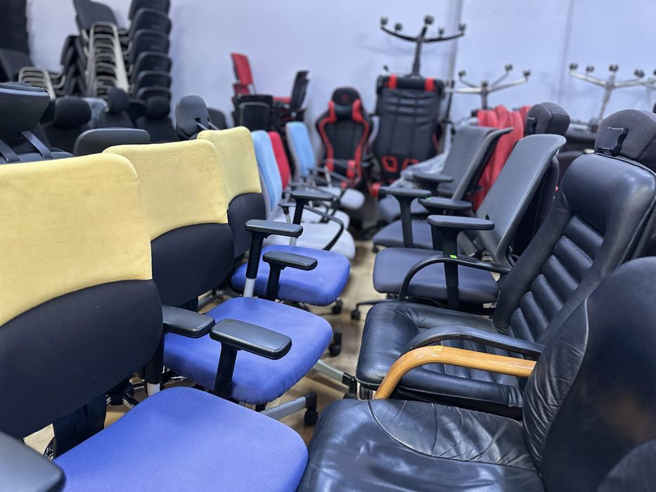 Срочная распродажа Офисной мебели Кресла стулья тумбы столы шкафы