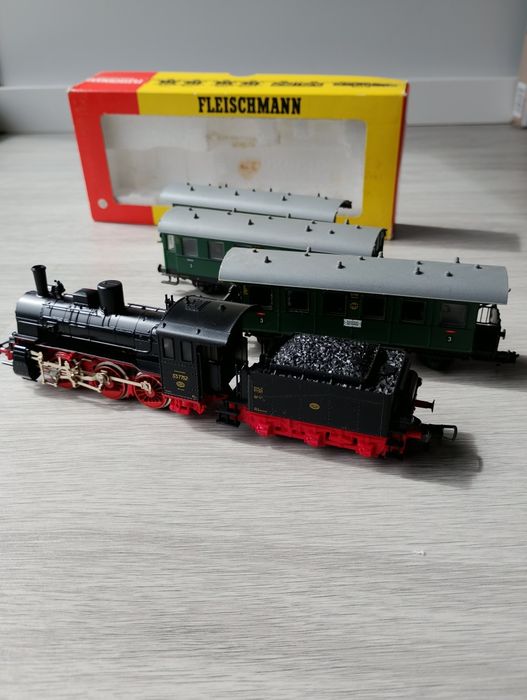 Locomotiva Fleischmann 4124 53 7752 DR DRG + 3 carruagens H0 1:87