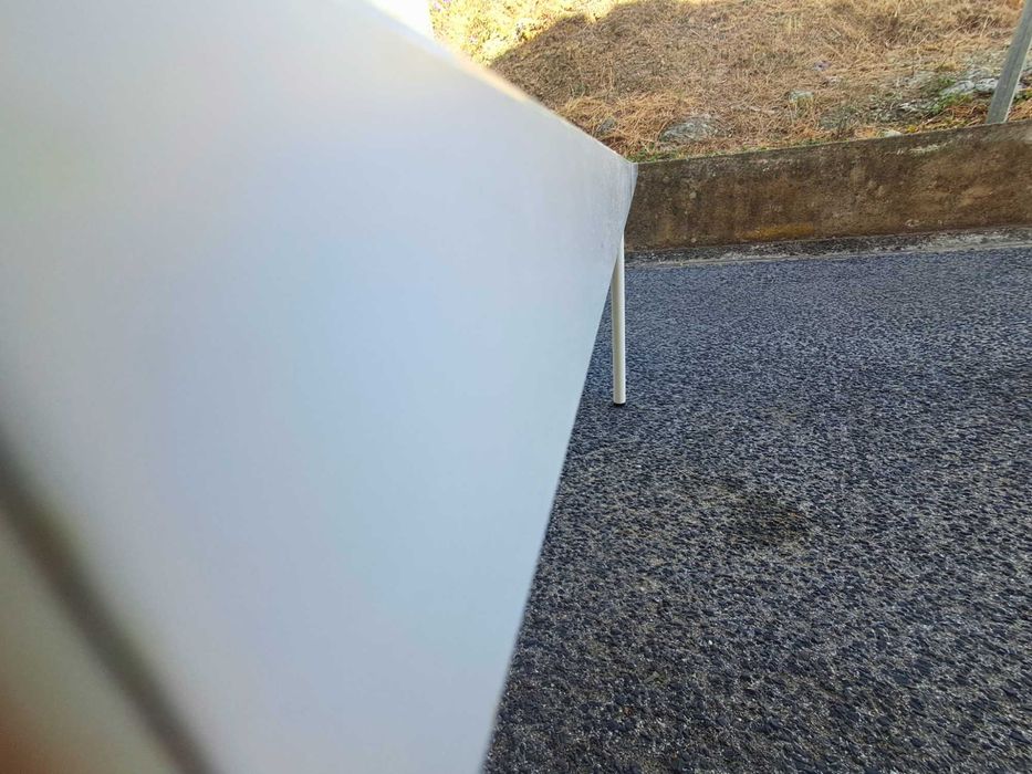 Mesas escolares usadas na formação crianças jovens ATL Centro Estudos