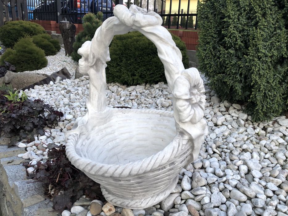 Figurka ogrodowa kosz trzy kwiaty