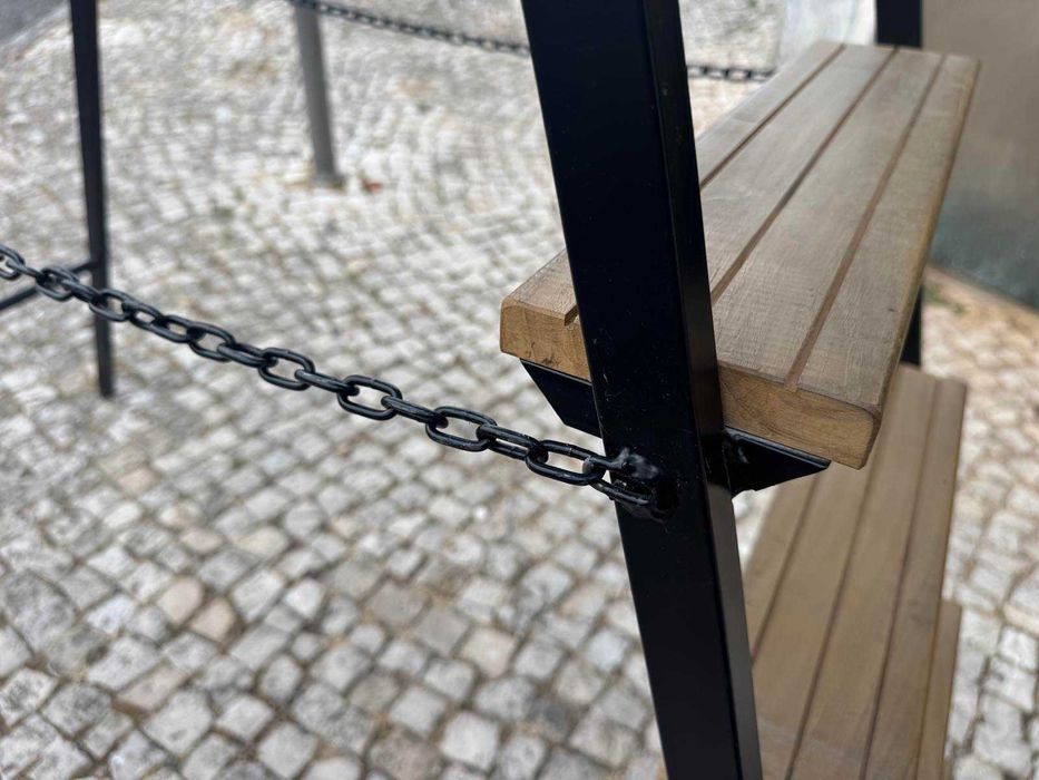 Escadote de ferro e madeira com 8 degraus