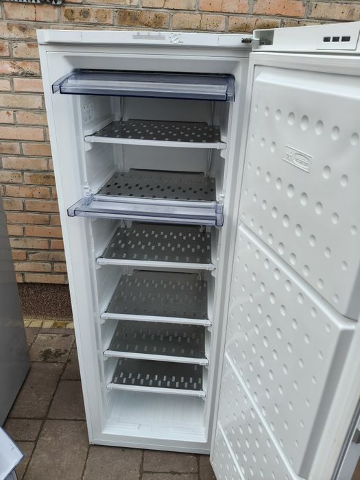 Морозильна камера BEKO Model F60265 на 270 літрів
