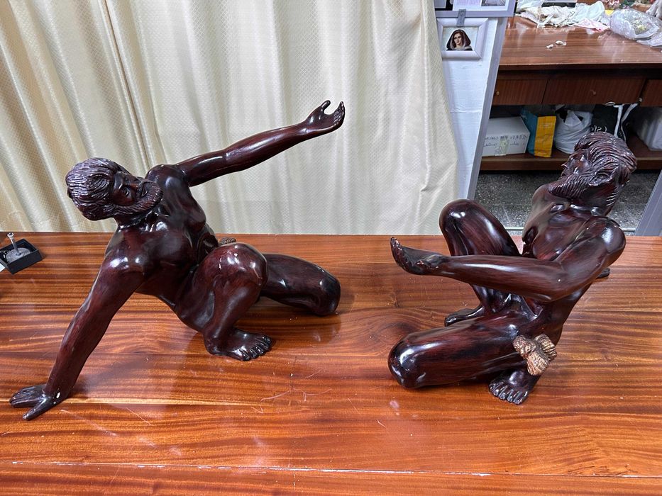 Par de figuras humanas em pau preto/ base para mesa