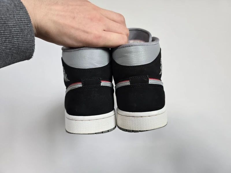 Buty Nike Air Jordan 1 Mid Black Particle Grey Gym Red rozm. 42,5